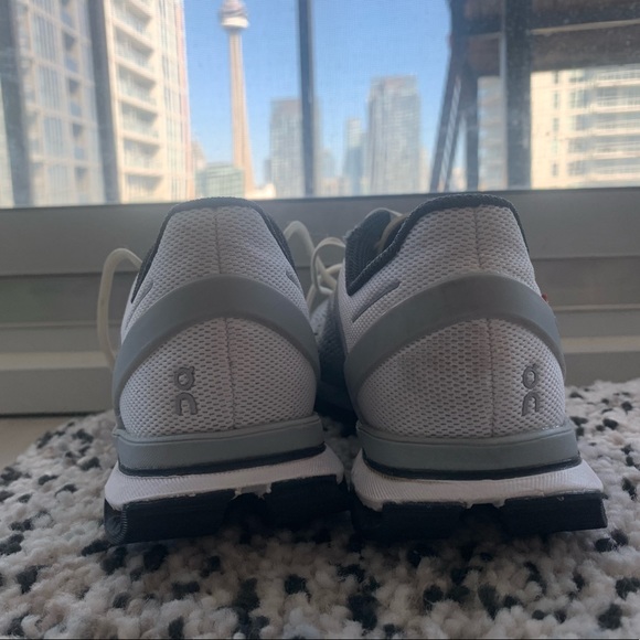 Hardly worn. ON size 7 women’s running shoes in Glacier / Black. - Picture 10 of 10